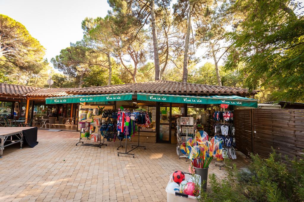 Camping La Sousta**** Remoulins Exterior photo